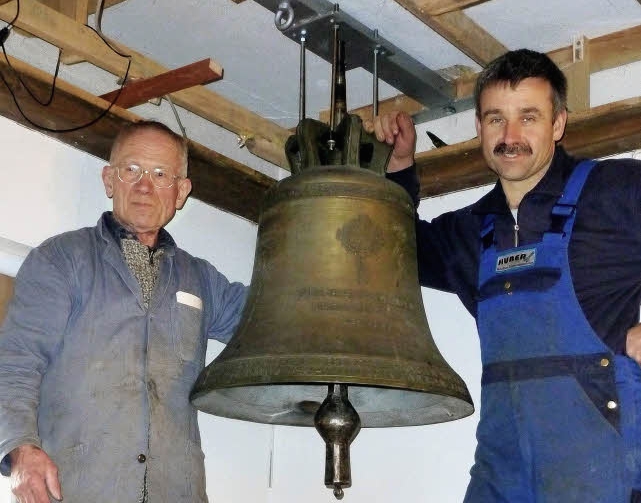 Fritz Maier und Thomas Huber brachten die Glocke sicher an der Decke des Görwihler Heimatmusems an.