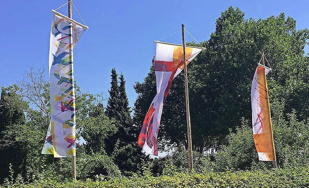 Die von Brigitte Sommer geschaffenen Fahnen sind das Wahrzeichen für den Görwihler Kultursommer, der dieses Jahr seine vierte Auflage erlebt.