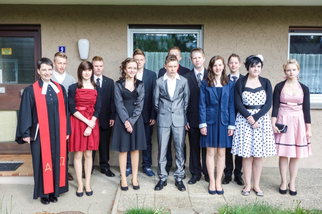 Gruppenbild unserer Konfirmanden und Konfirmandinnen mit Pfarrerin Heidrun Moser