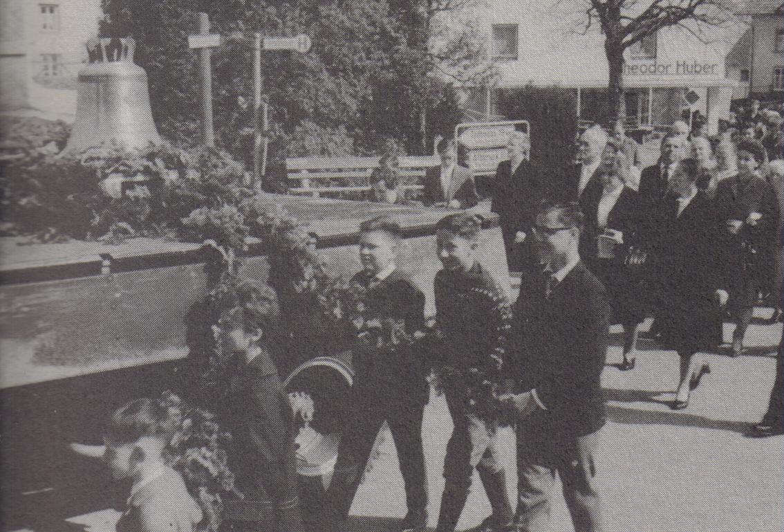 Die Bonhoeffer-Glocke bei Ihrer Einweihung im Jahre 1963