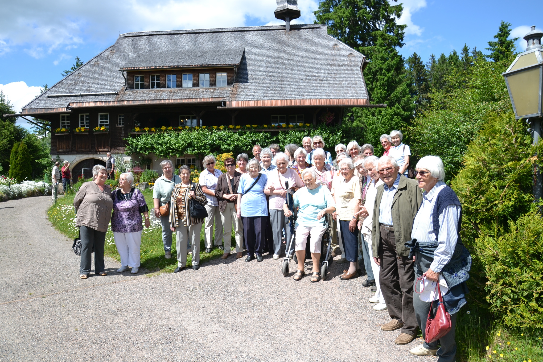 Unsere Senioren vor dem Hüsli in Grafenhausen