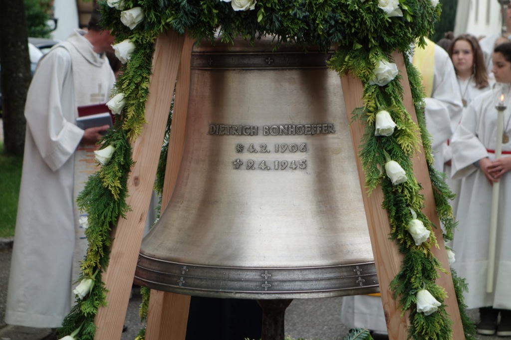 Die Dietrich-Bonhoeffer Glocke läutet am 3. Oktober zum ersten Mal vom katholischen Kirchturm